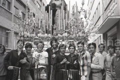 Salida de la Virgen a la Parroquia de la Palma, en el Paso del Cristo. 1 de Noviembre de 1975