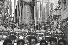 Salida de la Virgen a la Parroquia de la Palma, en el Paso del Cristo. 1 de Noviembre de 1975