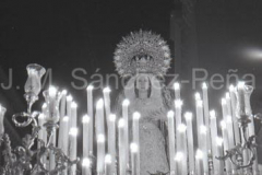 Salida de la Virgen a la Parroquia de la Palma, en el Paso del Cristo. 1 de Noviembre de 1975